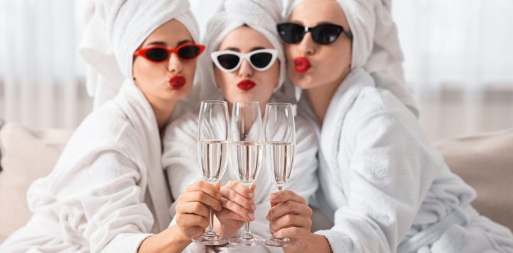 happyfriendsinbathrobeswithsunglassesandglassesofsparkling-2